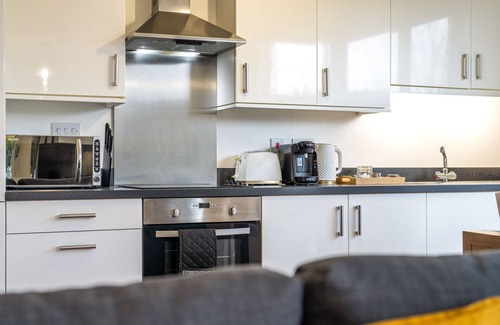 London Borough of Hounslow Apartment | 2 Bed Flat in Brentford with Parking