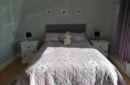 Beaufort House | 2 Bed Flat - Sleeps 4 - Garden - Parking - Wifi
