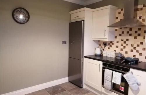 Beaufort House | 2 Bed Flat - Sleeps 4 - Garden - Parking - Wifi