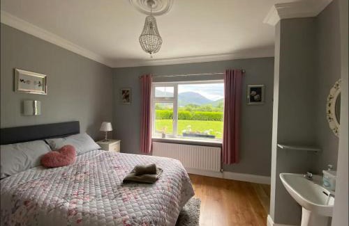 Beaufort House | 2 Bed Flat - Sleeps 4 - Garden - Parking - Wifi