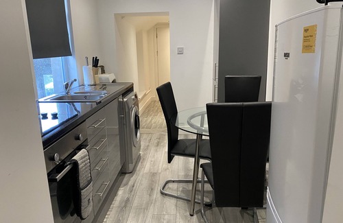 Bridgend Apartment | 2 Bed Flat - Sleeps 6 - Pets - Parking - Wifi