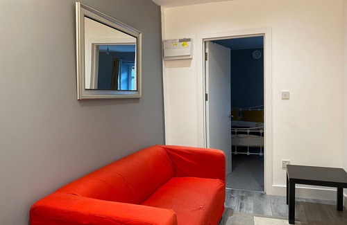 Bridgend Apartment | 2 Bed Flat - Sleeps 6 - Pets - Parking - Wifi