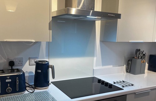 Long Eaton Apartment | 2 Bed Flat - Sleeps 8 - Pets - Garden - Parking