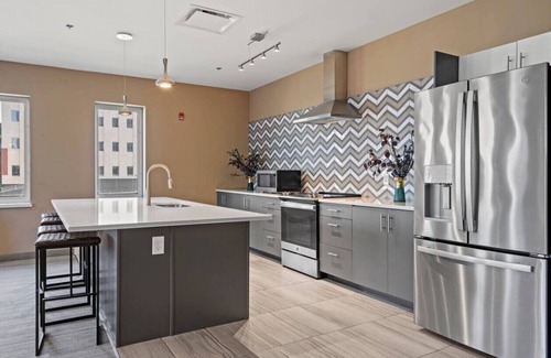 Broadway Gillham Apartment | 2 Bed Fully Furnished Apt With Gym & Breakfast Bar