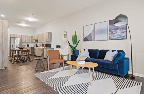Broadway Gillham Apartment | 2 Bed Fully Furnished Apt With Gym & Breakfast Bar