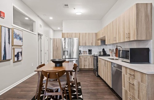 Broadway Gillham Apartment | 2 Bed Fully Furnished Apt With Gym & Breakfast Bar