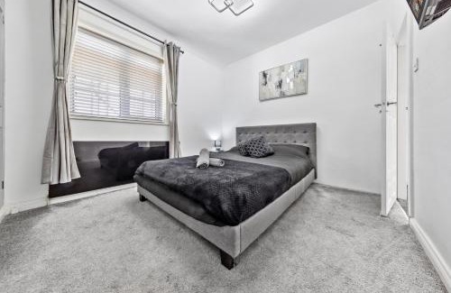 Downham Apartment | 2-Bed House Near Bromley, Train Station Close By, Free Parking, 30 min to Central London