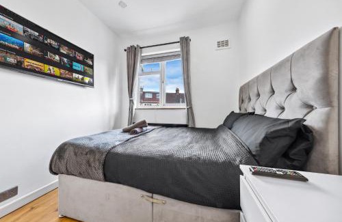 Downham Apartment | 2-Bed House Near Bromley, Train Station Close By, Free Parking, 30 min to Central London