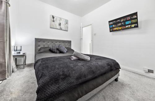 Downham Apartment | 2-Bed House Near Bromley, Train Station Close By, Free Parking, 30 min to Central London