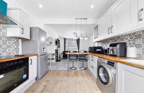Downham Apartment | 2-Bed House Near Bromley, Train Station Close By, Free Parking, 30 min to Central London