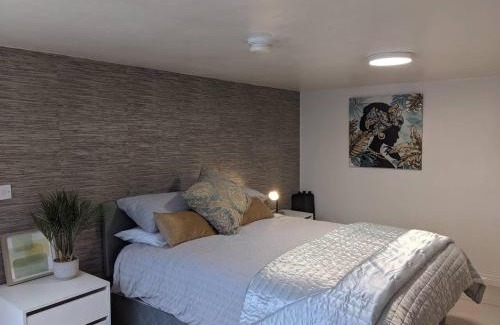 Rostrevor House | 2 Bed House - Sleeps 6 - Parking - Wifi