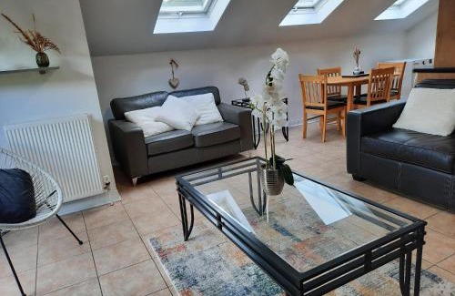 Rostrevor House | 2 Bed House - Sleeps 6 - Parking - Wifi