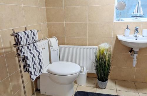 Rostrevor House | 2 Bed House - Sleeps 6 - Parking - Wifi
