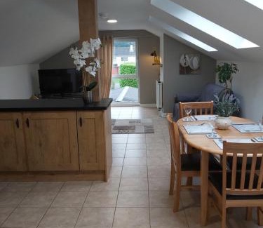 Rostrevor House | 2 Bed House - Sleeps 6 - Parking - Wifi