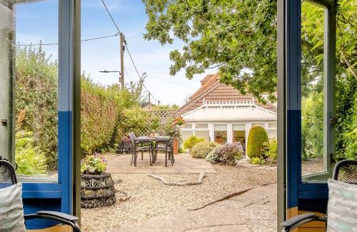 Freshwater House | 2 Bed in Colwell Bay IC013