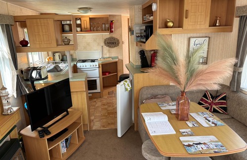 Skegness Cabin | 2-Bed Ingoldmells Caravan - Pet Friendly & Decking