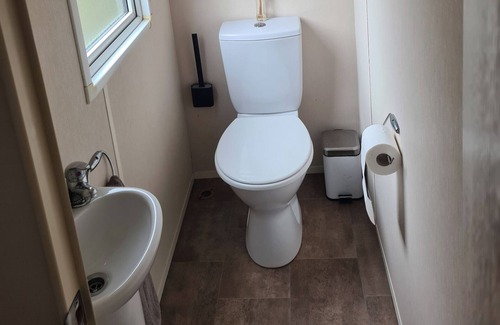 Millom Cabin | 2 Bed Lodge - Sleeps 6 - Parking - Pets - Wifi