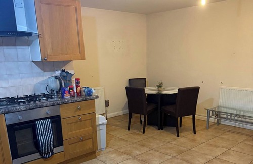 London Borough of Hounslow Apartment | 2 bed-Sleeps 4-Private Patio-Pets-Near Heathrow