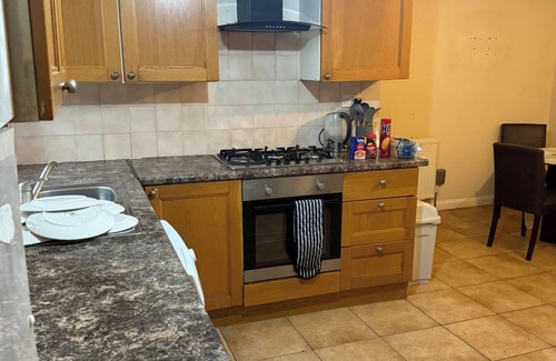 London Borough of Hounslow Apartment | 2 bed-Sleeps 4-Private Patio-Pets-Near Heathrow