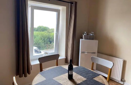 Llanelli Apartment | 2 Bed-sleeps 4-sea View-pet Friendly-parking