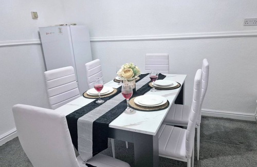 Ashton-under-Lyne House | 2-Bed - Sleeps 6 - Free Parking