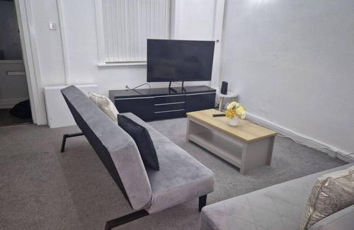 Ashton-under-Lyne House | 2-Bed - Sleeps 6 - Free Parking