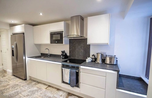 Plymouth House | 2 Bed - The Sandringham Suite by Smart Welcomes