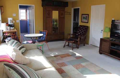 The Strand House | 2 bedroom 1/2 block from the beach