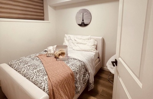 Fort Gary Condo | 2 bedroom 1.5 bath entire condo + glitter wall + free parking