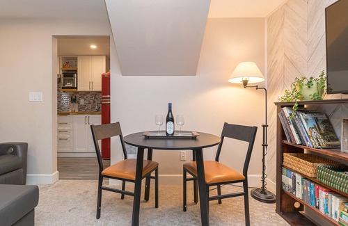 Saanich East House | 2 bedroom 1 bath on an oak tree lined dead end street on the Galloping Goose