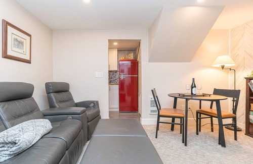 Saanich East House | 2 bedroom 1 bath on an oak tree lined dead end street on the Galloping Goose