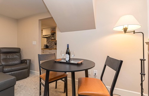Saanich East House | 2 bedroom 1 bath on an oak tree lined dead end street on the Galloping Goose