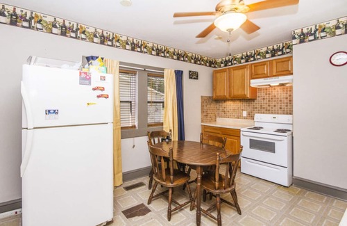 Knoxville House | 2 Bedroom 1 Bath Cottage