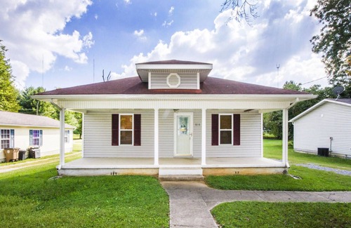 Knoxville House | 2 Bedroom 1 Bath Cottage
