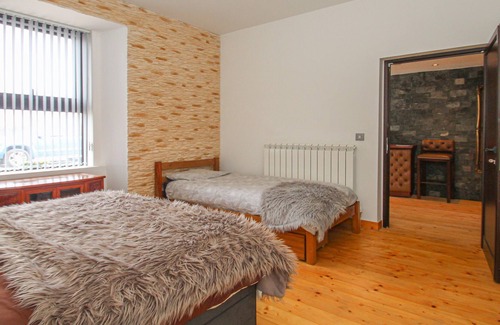 Lanark Apartment | 2 bedroom 1 bath apartment close to Lanark
