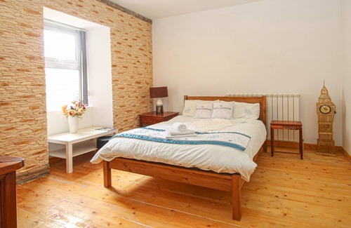 Lanark Apartment | 2 bedroom 1 bath apartment close to Lanark