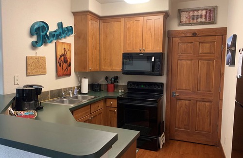 Granby Condo | 2 bedroom 2 bath Corner Condo, Shared Hot Tub, 100 yds To Slope, sleeps 6