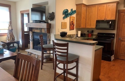 Granby Condo | 2 bedroom 2 bath Corner Condo, Shared Hot Tub, 100 yds To Slope, sleeps 6