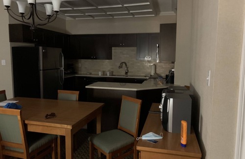Kelowna Central Business District Condo | 2 bedroom 2 bath deluxe condo in a premier hotel on the waterfront in Kelowna
