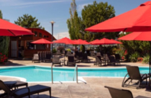 Kelowna Central Business District Condo | 2 bedroom 2 bath deluxe condo in a premier hotel on the waterfront in Kelowna