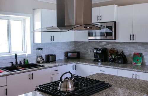 Steventon House | 2 bedroom 2 bathroom beach house, beach right at your door steps,