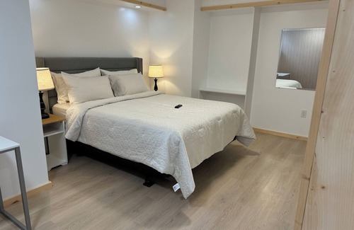 Ottawa Division Apartment | 2-bedroom & 2-bathroom & living room apartment in enjoyable Ottawa with WiFi, AC