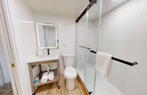 North End Apartment | 2 Bedroom 2 Bathroom Apartment (200)