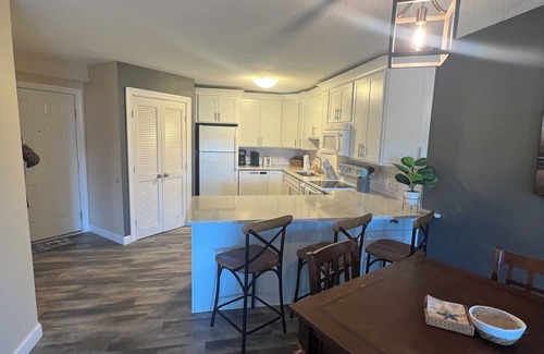 Hilton Head Island Condo | 2 bedroom 2 bath condo in Hilton Head.Walk beach/Coligny, indoor/outdoor Pools.