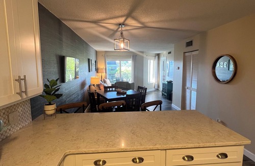 Hilton Head Island Condo | 2 bedroom 2 bath condo in Hilton Head.Walk beach/Coligny, indoor/outdoor Pools.