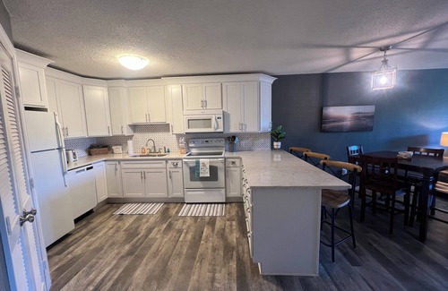 Hilton Head Island Condo | 2 bedroom 2 bath condo in Hilton Head.Walk beach/Coligny, indoor/outdoor Pools.