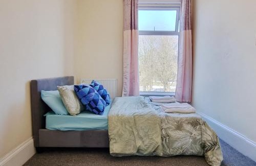 Rochdale Apartment | 2 Bedroom 4 Beds Family Flat Free Parking & Fast Wi-Fi Self-Check-in Cosy & Spacious