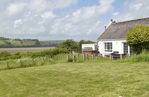 Ferryside Cottage | 2 bedroom accommodation in Ferryside, near Carmarthen
