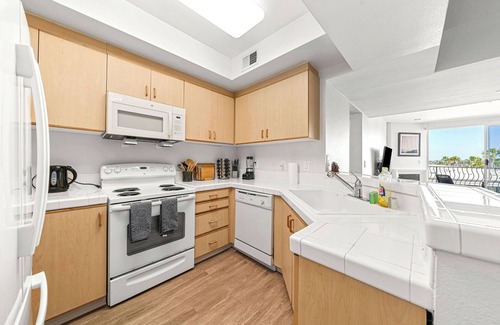 Marina del Rey Apartment | 2-bedroom apartment in amazing Marina del Rey with fitness room, WiFi