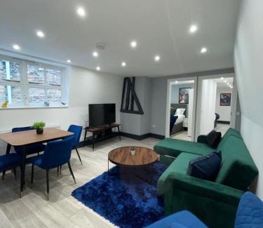 Huntingdon Apartment | 2 Bedroom Apartment - Abacus House - Huntingdon Town Centre - Contractor Friendly - Free Parking - Full Kitchen - Washer Dryer - Spacious - Ideal for Work Stays